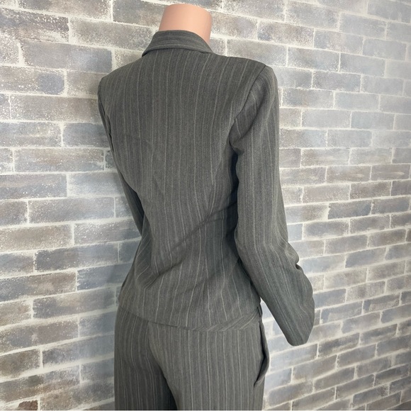 2 Piece Suit Single Breasted Blazer with Culottes Grey Pinstripe Size 9 - Picture 5 of 16